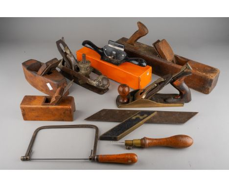 Assorted vintage wooden planes, tools etc (1 box)