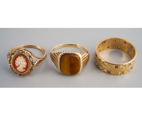 Three 9ct gold rings. Each ring hallmaked 9ct gold,ring size N, Q 1/2 and R, gross weight 9.37 grams.