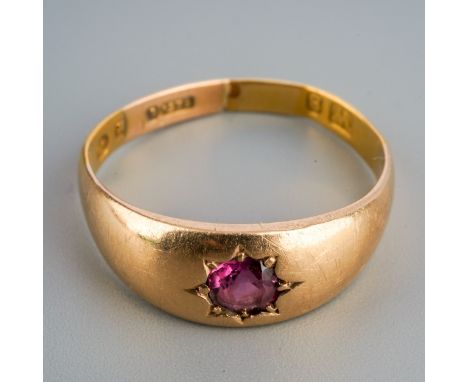 A garnet ring. Set with a garnet, inset to the taperinmg band, approx ring size K 1/2 (later added section of band), origianl