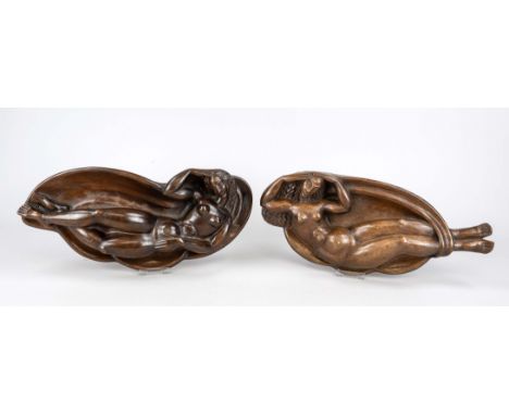 Paar figürliche Art-déco Wandappliken, 1920er Jahre, Eiche. Liegende Schönheiten von Tuch hinterfangen, je ca. 20 x 43 cm