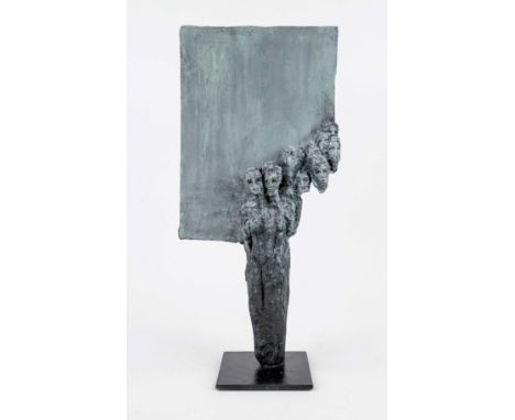 Karin Lamp, zeitgenössische Bildhauerin, ''Begrüßung'', Figurengruppe aus grünschwarz gefärbtem Beton, auf Eisenplatte montie