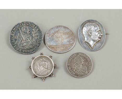 4 Münzen bzw. Broschen und eine Medaille, Silber. Ein original Taler Sachens Johan Georg I. von 1632, hinten mit angelöteter 