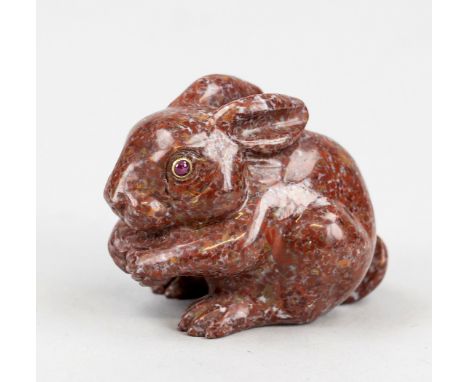 Sitzender Hase, Rußland, Ende 19. Jh., Königliche Steinschleifmanufaktur Peterhof, roter Jaspis, mit eingelegten Augen aus Go