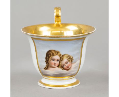 Portrait Tasse, Meissen, Marke 1824-50, 1. W., Glockenform mit Volutenhenkel, frontseitig polychrome Malerei mit Geschwisterp