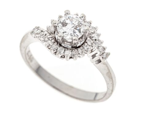 Brillant-Ring WG 750/000 mit einem Brillanten 0,50 ct W/PI (mit Kerbe) und Diamanten, zus. 0,10 ct, RG 55, 4,2 g