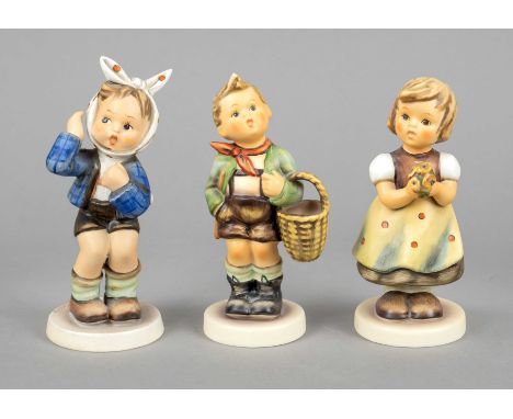Drei Hummelfiguren, Goebel, Oeslau, 2. H. 20. Jh., Keramik, polychrom bemalt, 'Dorfbub', Modellnr. 51 2, 'Schmerz lass nach',