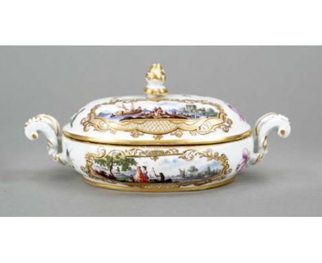 Kleine Deckelterrine, Meissen, 1740-60, tiefe ovale Form mit seitlichen Volutenhenkeln, auf dem Deckel und in der Wandung fei