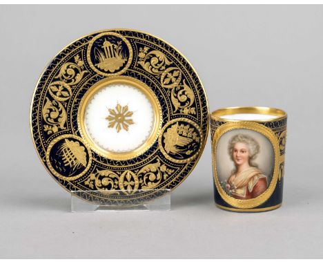 Prunktasse mit UT in Alt-Wiener Art, Thüringen, 19. Jh., Bienenkorbmarke, zylindrische Form, schauseitig polychrome Feinmaler