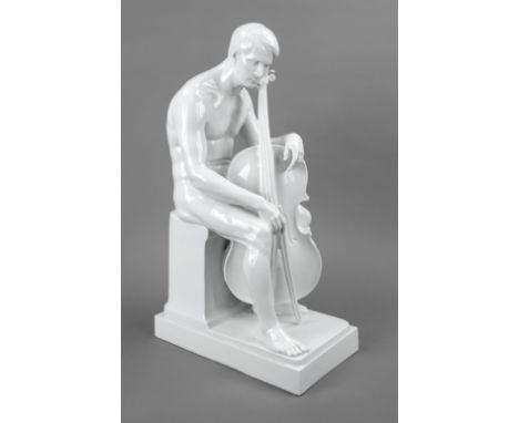 Träumerei / Cellist, Rosenthal, Selb, 1920er Jahre, Entwurf Karl Himmelstoss um 1917, Modellnr. K 487, auf Podest sitzender m