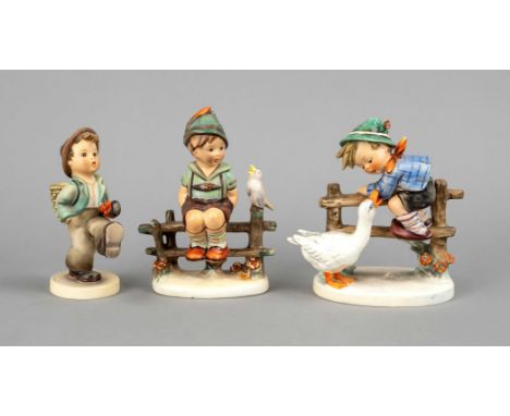 Drei Hummel Figuren, Goebel Oeslau, 1960-70er Jahre, Entwurf Arthur Möller, 'Hinaus in die Ferne', numm. 79, H. 12,5 cm, und 