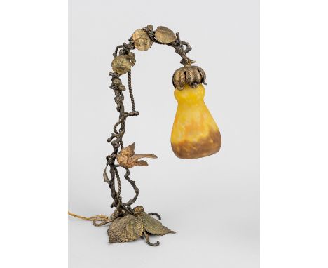 Art-Nouveau Tischlampe G. V. de Croismare, Frankreich, Anfang 20. Jh., Blattsockel, Rankenschaft mit Vogel als bronzierter Me