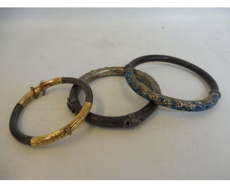 A good quality yellow metal (probably gold) and horn bracelet with safety chain and two bangles.&nbsp;