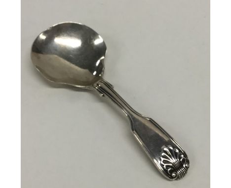A good fiddle, thread and shell pattern silver caddy spoon. London. Approx. 26 grams. Est. £30 - £40.