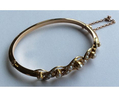 A 15 carat pearl hinged bracelet with concealed clasp. Approx. 12 grams. Est. £350 - £400.