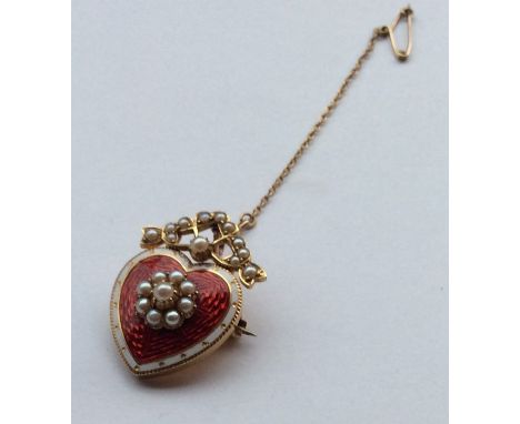 An attractive Victorian 15 carat heart shaped brooch with pearl cluster and safety chain. Approx. 6.3 grams. Est. £400 - £600