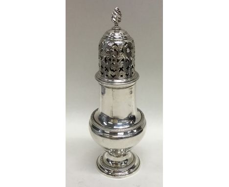 A good heavy Georgian silver sugar caster with lift-off cover and swirl finial. Approx. 165 grams. Est. £200 - £300.