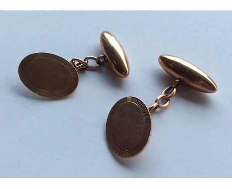 A pair of 10 carat gold cufflinks with engine turned decoration. Approx. 8 grams. Est. £100 - £150.