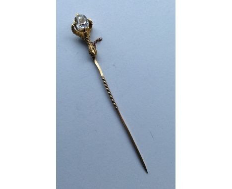 A high carat stick pin in the form of a claw with large central stone and textured mount. Approx. 3 grams. Est. £60 - £80.