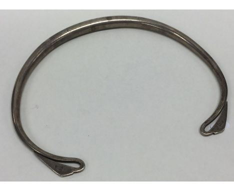 An unusual Continental silver bangle with engraved decoration. Approx. 160 grams. Est. £50 - £80.
