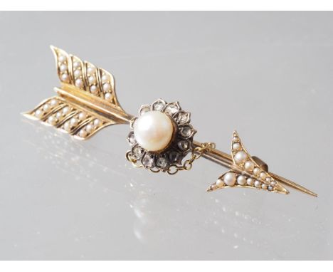 An Edwardian yellow metal, pearl and diamond chip arrow brooch, 6.9g 