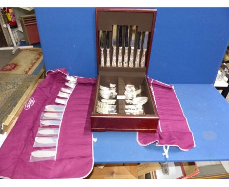An United Cutlers of Sheffield silver plated set of eight, plus additional fish fork and knife set and teaspoons, all in a da