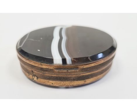 Oval brown banded agate mounted snuff box, 6cm x 7cm 