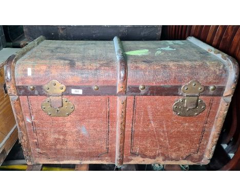 Wood-bound and metal canvas travelling trunk Condition Report75 x 47 x 44 cm (WDH)
