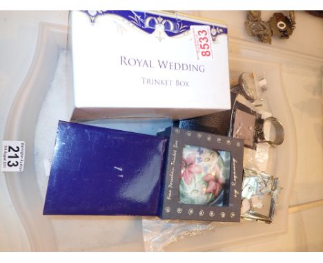 Quantity of mixed items including costume jewellery, trinket box etc 