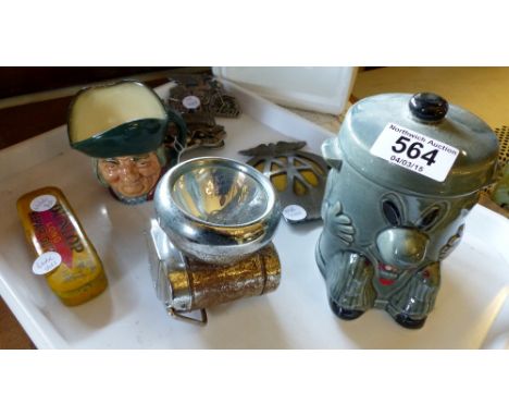 Tray of collectables including AA badge, Harley Davidson belt buckles and ceramic Dusty Bin