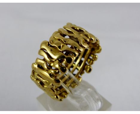 Heavy 9ct gold ring in bark design, size R. Weight 9.4g