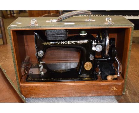 VINTAGE SINGER SEWING MACHINE