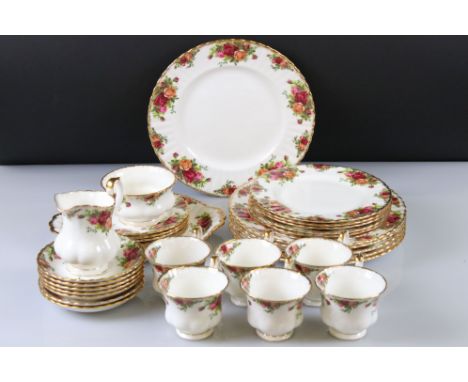 Royal Albert ' Old Country Roses ' Tea and Dinner ware including 6 dinner plates, 6 x 8" plates, 6 Cups and 7 saucers, 5 tea 