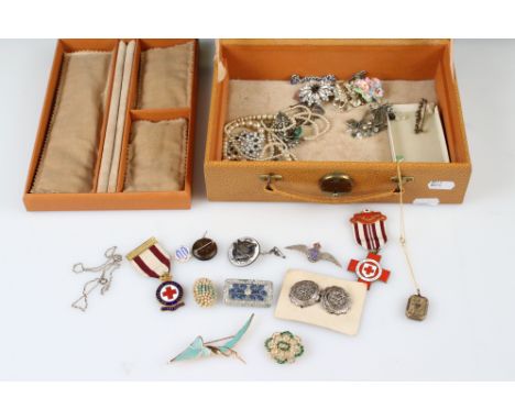 A collection of mainly vintage costume jewellery to include a silver Royal Air Force silver and enamel sweetheart brooch, sil