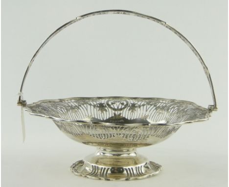 Circular silver swing handled fruit basket,
with pierced surround, Sheffield 1919, 15.5 oz.