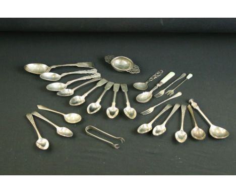 Collection of silver flatware to include a set of four Victorian fiddle pattern tea spoons (London 1867, 12.5cm long), six Ge