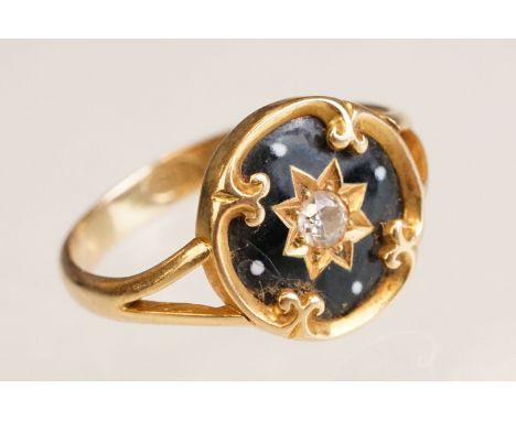 Early 20th century diamond enamelled 18ct yellow gold mourning ring, round brilliant cut diamond to centre weighing approx 0.