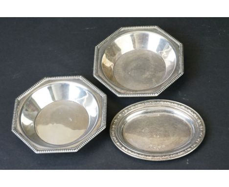 Pair of Hukin &amp; Heath silver trinket dishes of plain polished octagonal form, gadrooned borders, Birmingham 1935 (approx 