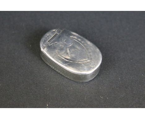 George III silver pill / snuff box of oval form, with engraved crest to lid, Birmingham 1800, makers mark 'LI', approx 3.4cm 