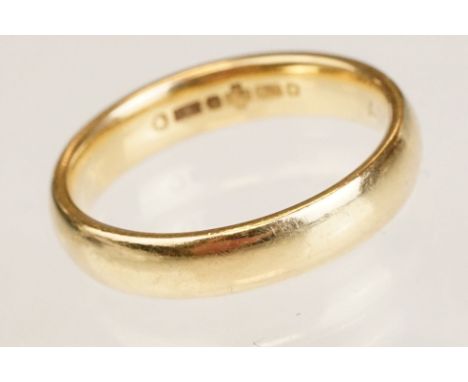 18ct yellow gold wedding band, width approx 4mm, ring size O 