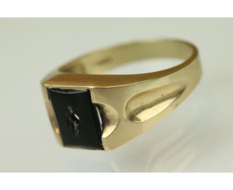 Onyx 10ct yellow gold Gents ring, central stone to the rectangular onyx panel deficient, ring size W 