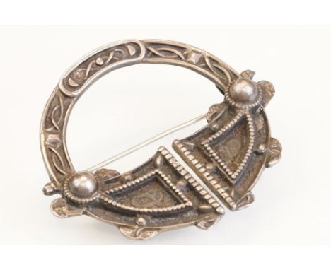 1930s silver hallmarked Celtic Scottish style brooch of roundel form with raised knot detailing. Hallmarked Chester 1935, Shi