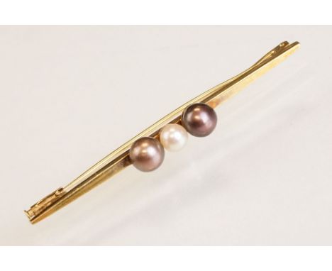 Cultured pearl 14ct yellow gold bar brooch, white pearl to centre and two black pearls, trombone clasp, length approx 6cm 