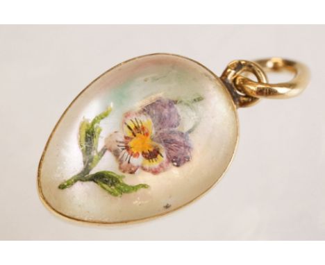 French reverse painted intaglio mother-of-pearl 18ct yellow gold pendant, mother-of-pearl slice to centre, the reverse painte