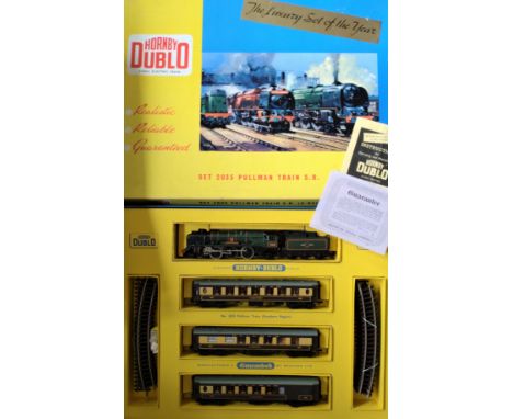 No 58. Hornby-Dublo 2-rail BR Barnstaple 2035 Passenger Set in box with instruction leaflet, lid corners split. 