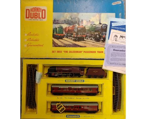 No 57. Hornby-Dublo 2-rail BR City of London Passenger Set in box with instruction leaflet, lid incomplete and taped. 
