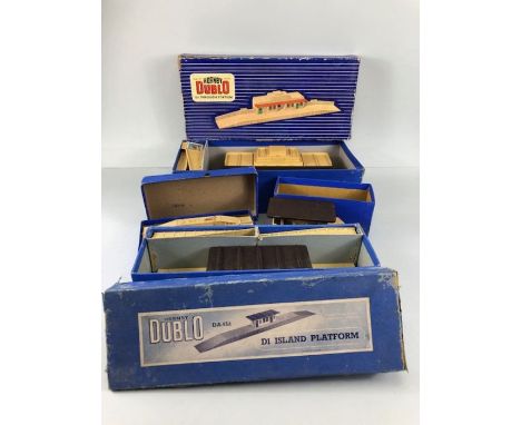 Vintage railway Interest,  00 Hornby Dublo D1 Signal Cabin DA548 in box, D1 Footbridge DA454 in box, D1 Island Platform DA456