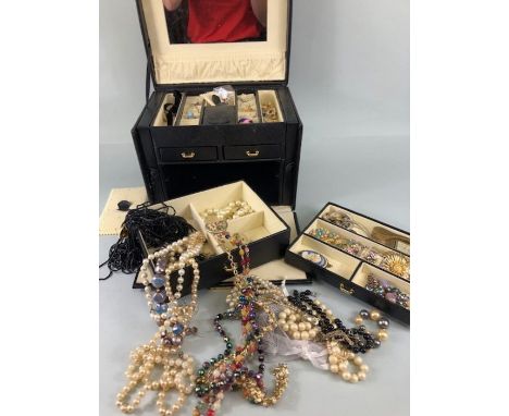 Costume jewellery, a quantity of vintage costume jewellery in a leatherette jewellery case to include strings of beads, rings