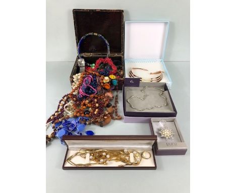 Costume Jewellery, a quantity of vintage costume jewellery, to include strings of beads, pearl necklaces, bracelets broches, 