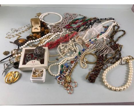 Costume jewellery, quantity of vintage costume jewellery to include strings of Pearls,strings of beads rings, broaches, brace