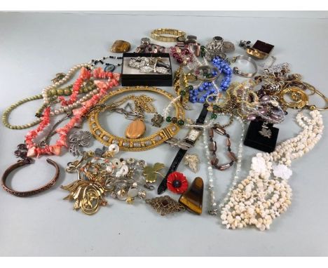 Costume Jewellery, a Quantity of vintage costume jewellery to include strings bead s, broaches earrings, watches, bangles, pe